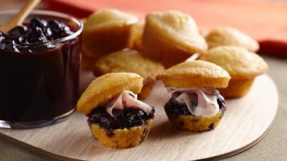 Maismuffins med blåbærchutney og prosciutto